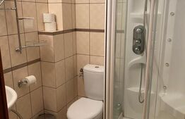 Apartament cu 3 camere și 3 băi în vilă, zona Schei
