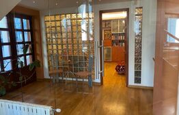 Apartament cu 3 camere și 3 băi în vilă, zona Schei