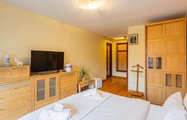 Apartament cu 3 camere și 3 băi în vilă, zona Schei