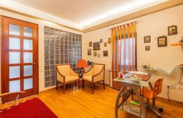 Apartament cu 3 camere și 3 băi în vilă, zona Schei