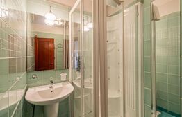 Apartament cu 3 camere și 3 băi în vilă, zona Schei