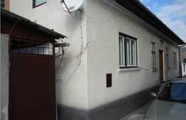 Casa de vanzare 400 mp teren + spatii de depozitare, zona sensului giratoriu