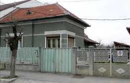 Vanzare casa renovabila cu  796 mp teren, 10.5 ml front