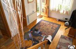 Front la 2 strazi ! O casa primitoare !