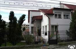 Front la 2 strazi ! O casa primitoare !