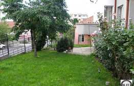 Front la 2 strazi ! O casa primitoare !