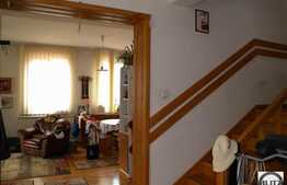 Front la 2 strazi ! O casa primitoare !