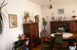 Front la 2 strazi ! O casa primitoare !