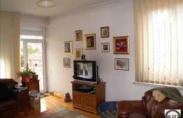 Front la 2 strazi ! O casa primitoare !