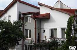 Front la 2 strazi ! O casa primitoare !