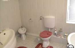 Front la 2 strazi ! O casa primitoare !