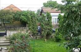 Front la 2 strazi ! O casa primitoare !