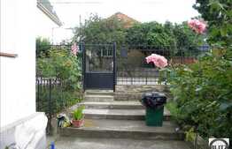 Front la 2 strazi ! O casa primitoare !