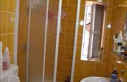 Front la 2 strazi ! O casa primitoare !