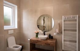 Casă modernă cu rafinament, lumină și eficiență energetică