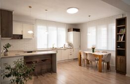 Casă modernă cu rafinament, lumină și eficiență energetică