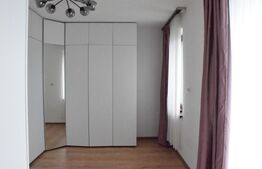 Apartament cu 5 camere, 3 băi, curte situat în vilă, zona Tractorul