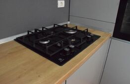 Apartament cu 5 camere, 3 băi, curte situat în vilă, zona Tractorul