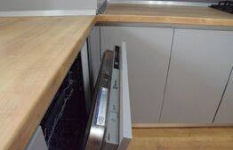 Apartament cu 5 camere, 3 băi, curte situat în vilă, zona Tractorul