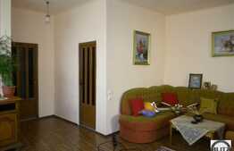 O casa renovata in zona linistita!