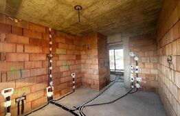 Casă cu terasă panoramică și proiect premium în Corușu