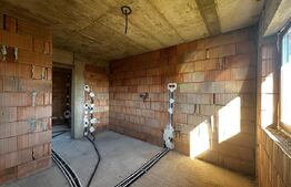 Casă cu terasă panoramică și proiect premium în Corușu