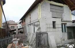 Casa la rosu, 260 mp, teren 299 mp, zona linistita de case!