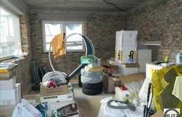 Casa la rosu, 260 mp, teren 299 mp, zona linistita de case!