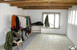 Vanzare casa cu 178 mp plus 125 mp hala