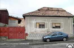 Vanzare casa cu 178 mp plus 125 mp hala