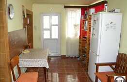 Vanzare casa cu 178 mp plus 125 mp hala