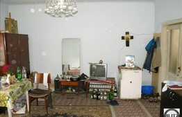 Vanzare casa cu 178 mp plus 125 mp hala