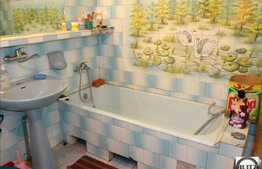 Vanzare casa cu 178 mp plus 125 mp hala