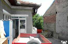 Casa renovabila sau demolabila de vanzare, 260 mp teren