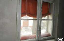 Casa demolabila in Gruia, 90 mp teren, curte comuna cu inca 2 proprietari