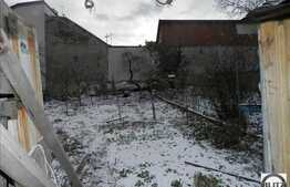 Casa demolabila in Gruia, 90 mp teren, curte comuna cu inca 2 proprietari