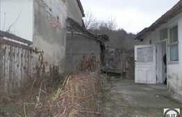 Casa demolabila de vanzare cu 600 mp teren si front de 12 ml