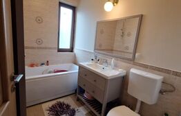 Apartament 3 camere, 2 bai, parcare, zona Terra