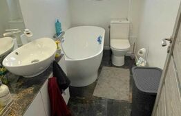 Apartament cu 3 camere, etaj 3/4, cu 2 parcari si 2 bai, zona Muzeul Apei