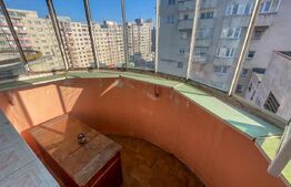 Apartament de 3 camere decomandat, 75 mp, 2 băi, 2 balcoane, etaj intermediar.