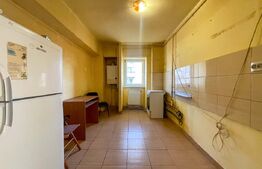 Apartament de 3 camere decomandat, 75 mp, 2 băi, 2 balcoane, etaj intermediar.