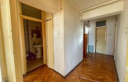 Apartament de 3 camere decomandat, 75 mp, 2 băi, 2 balcoane, etaj intermediar.