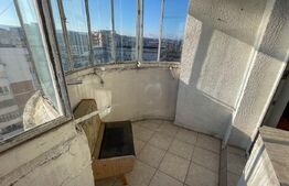 Apartament de 3 camere decomandat, 75 mp, 2 băi, 2 balcoane, etaj intermediar.