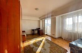 Apartament de 3 camere decomandat, 75 mp, 2 băi, 2 balcoane, etaj intermediar.