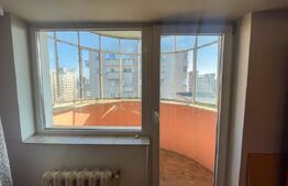 Apartament de 3 camere decomandat, 75 mp, 2 băi, 2 balcoane, etaj intermediar.