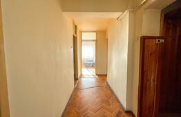 Apartament de 3 camere decomandat, 75 mp, 2 băi, 2 balcoane, etaj intermediar.