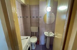 Apartament de 3 camere decomandat, 75 mp, 2 băi, 2 balcoane, etaj intermediar.