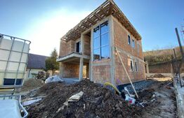 Casa P+E semifinisata cu panouri solare si pompa de caldura zona Roata Faget