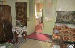 Casa demolabila de vanzare, cu teren de 320 mp si front la strada de 30ml!