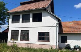 Teren ingradit si casa la rosu